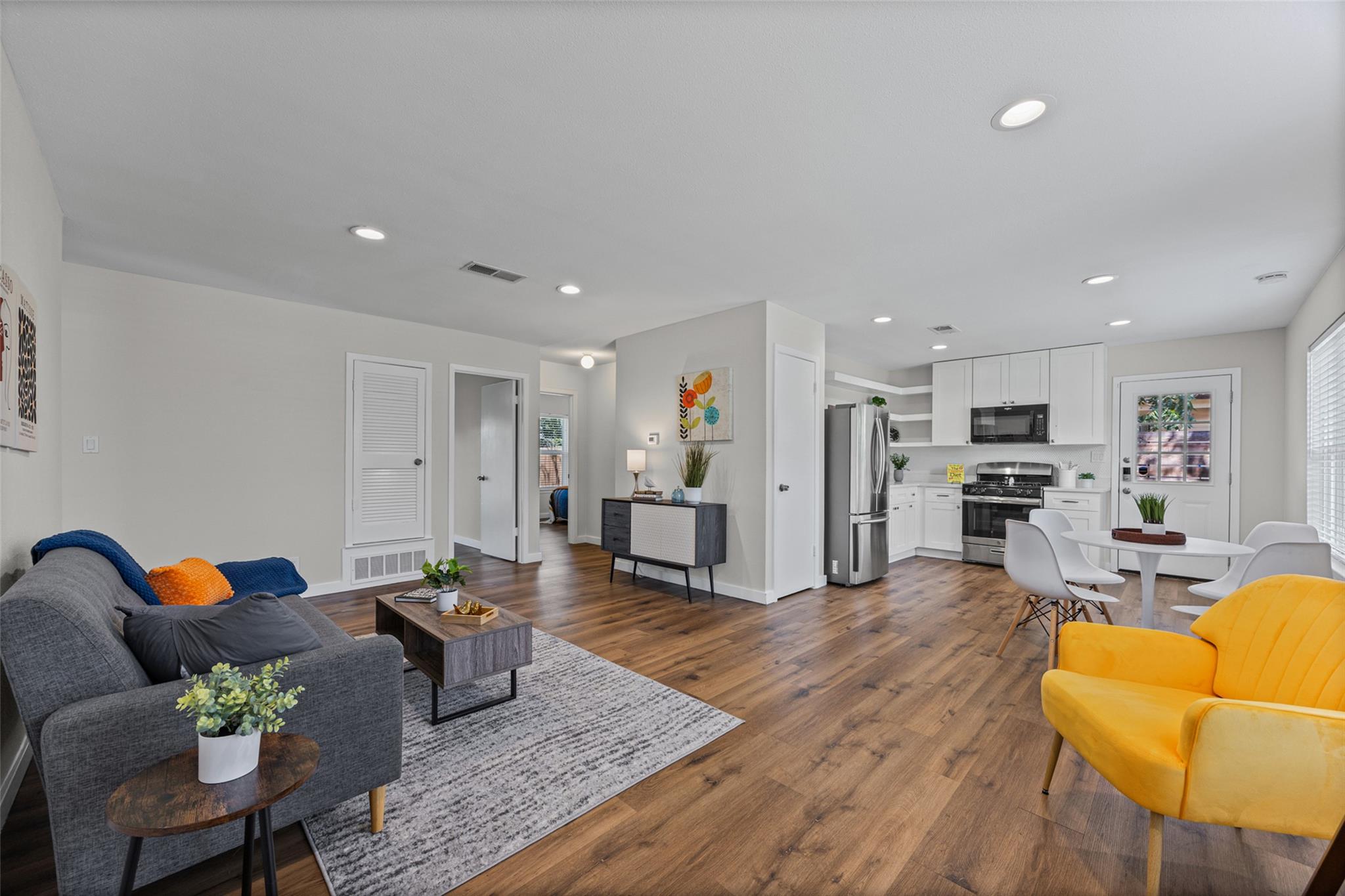 Photo 3 of Sale Pending at 6211 Palm Cir, Austin, TX 78741 | MLS# 3274995 | Listing updated on 2026-09-21