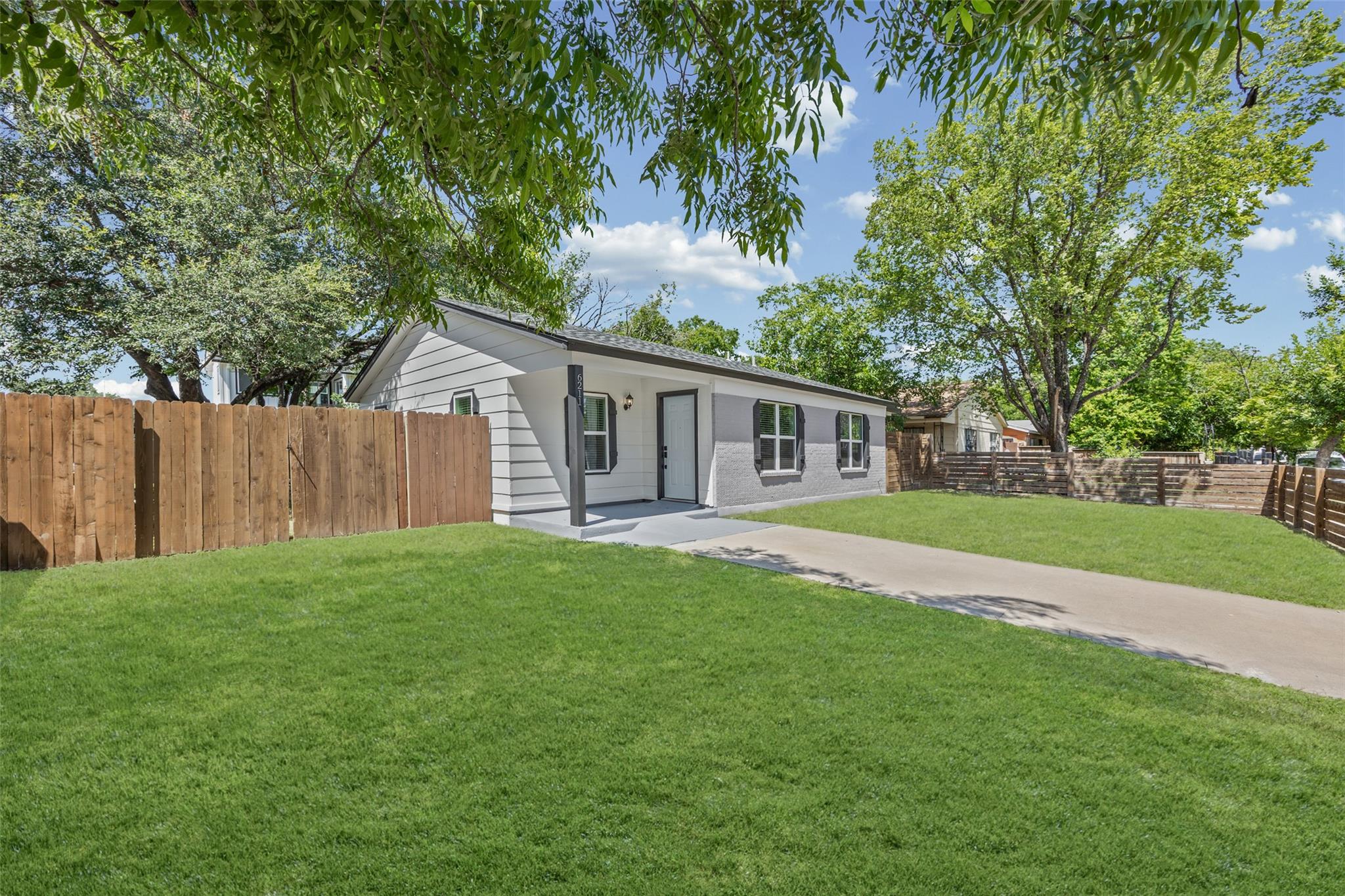 Photo 2 of Sale Pending at 6211 Palm Cir, Austin, TX 78741 | MLS# 3274995 | Listing updated on 2026-09-21