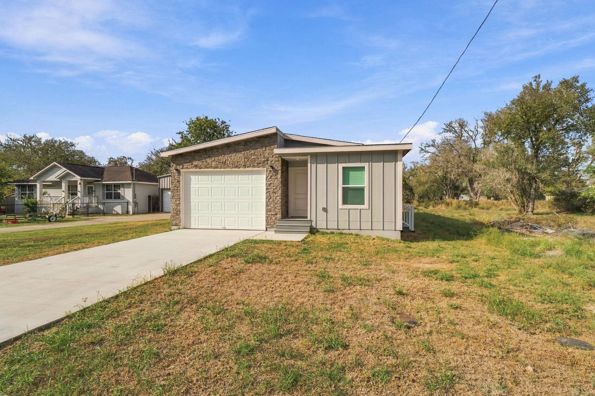 Manufactured home for sale at 404 Bridge St, Cuero, TX 77954 | MLS# 8671245