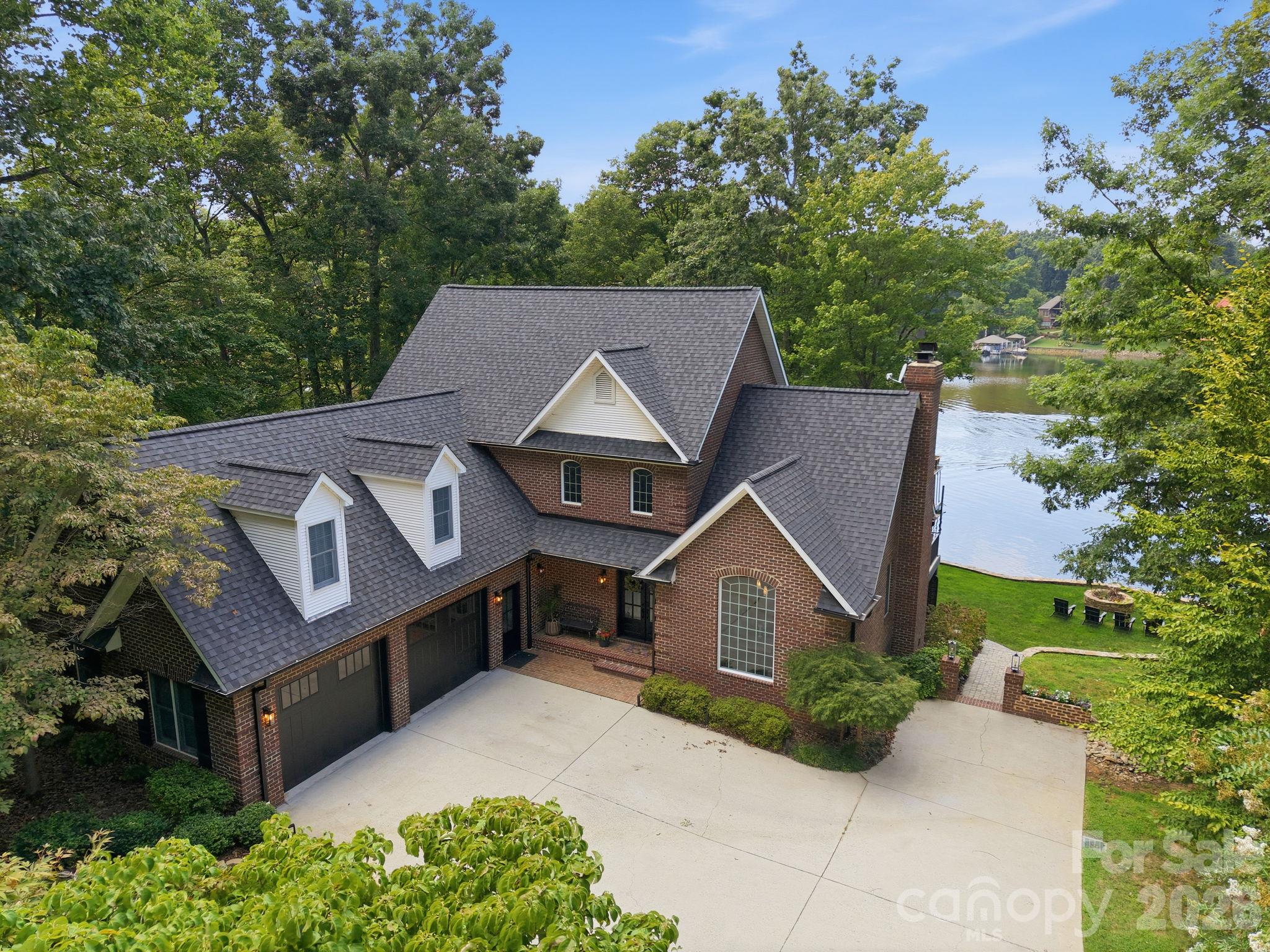 Photo 1 of Single family home for sale at 131 Long Cove Ln, Mooresville, NC 28117 | MLS# 4413632 | Listing updated on 2026-10-15