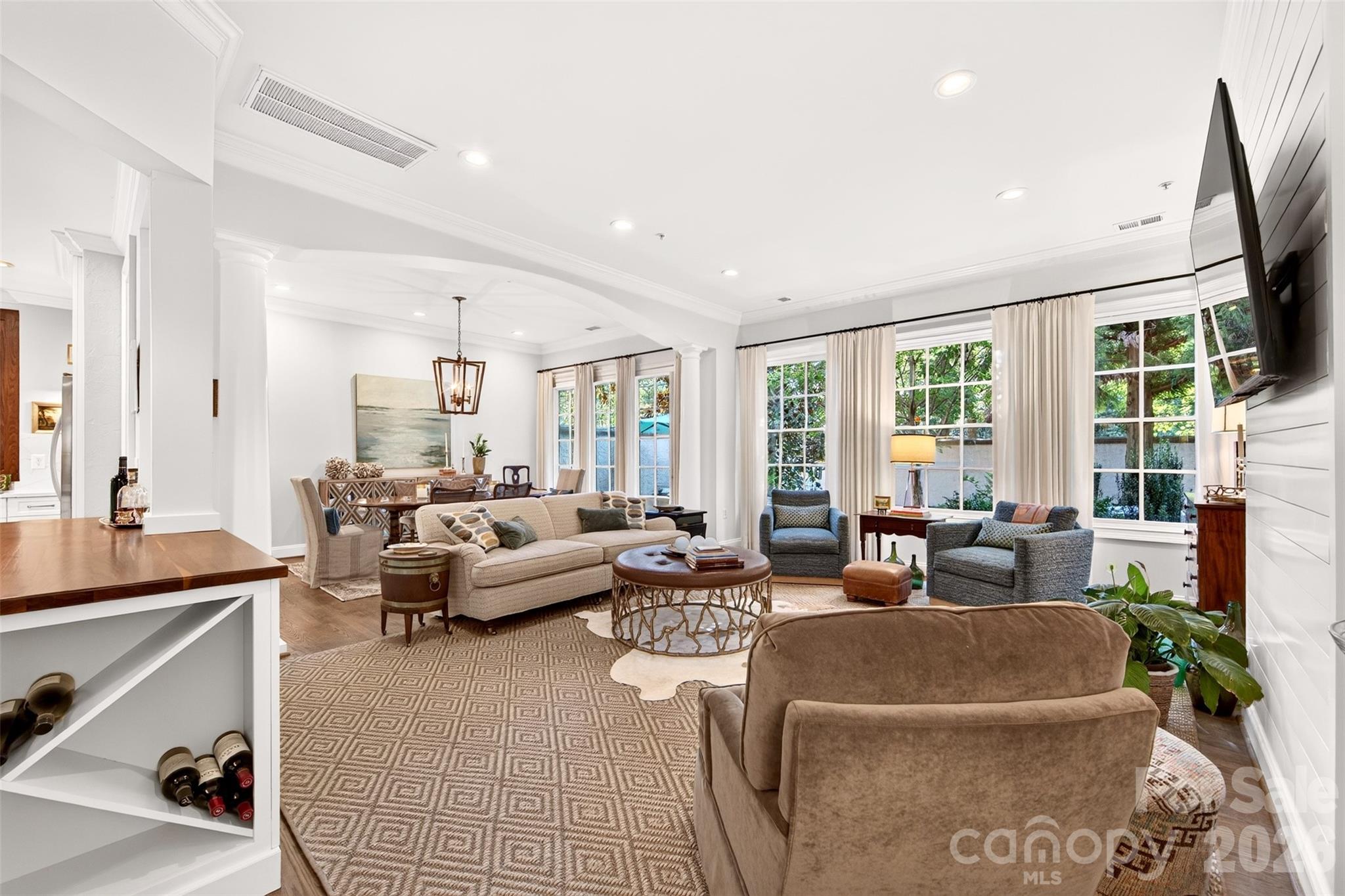 Photo 3 of Condo for sale at 318 Wendover Hts Cir, Charlotte, NC 28211 | MLS# 4424763 | Listing updated on 2026-09-21