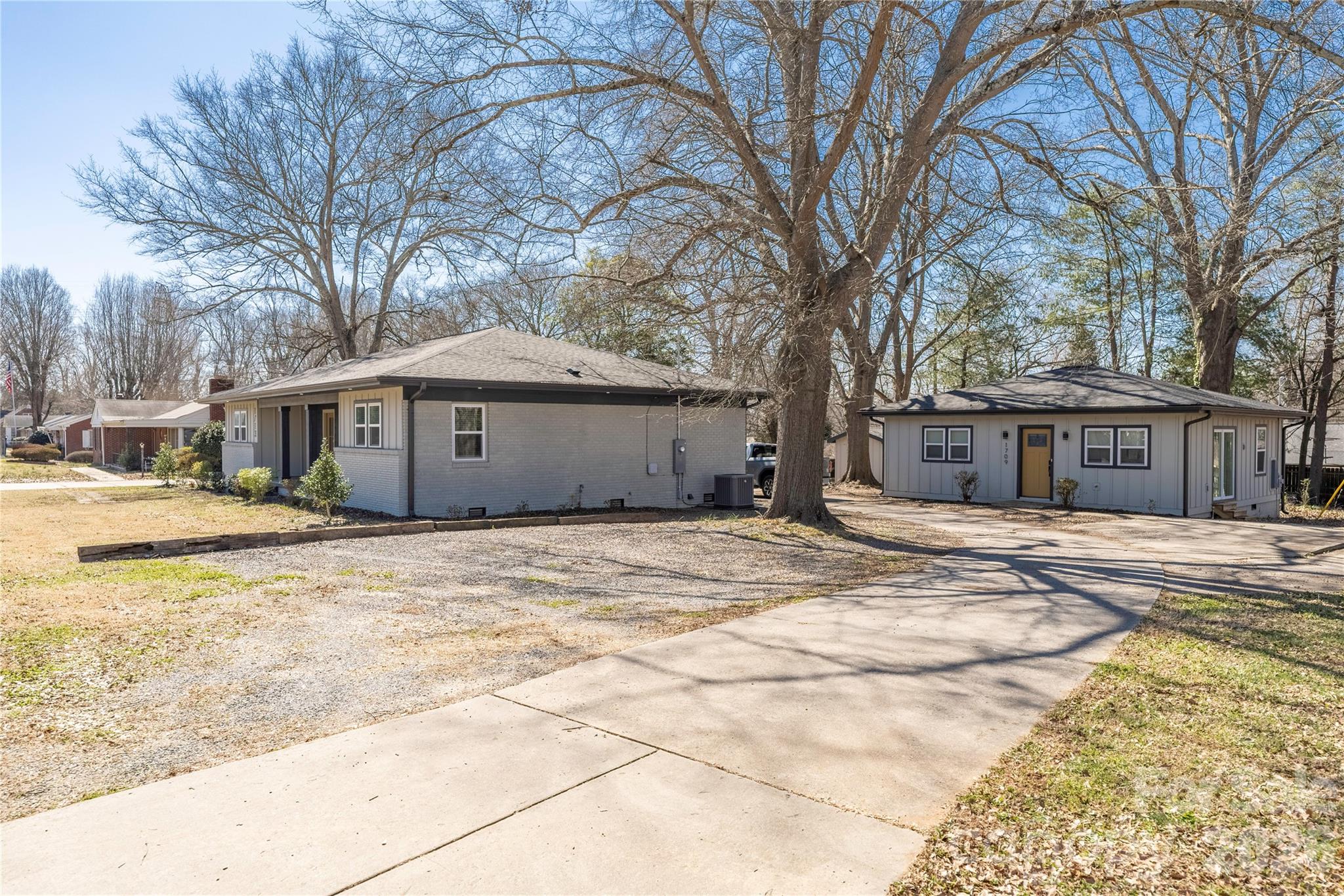 Photo 4 of Single family home for sale at 1713 Davis Park Rd, Gastonia, NC 28052 | MLS# 4426686 | Listing updated on 2026-09-21