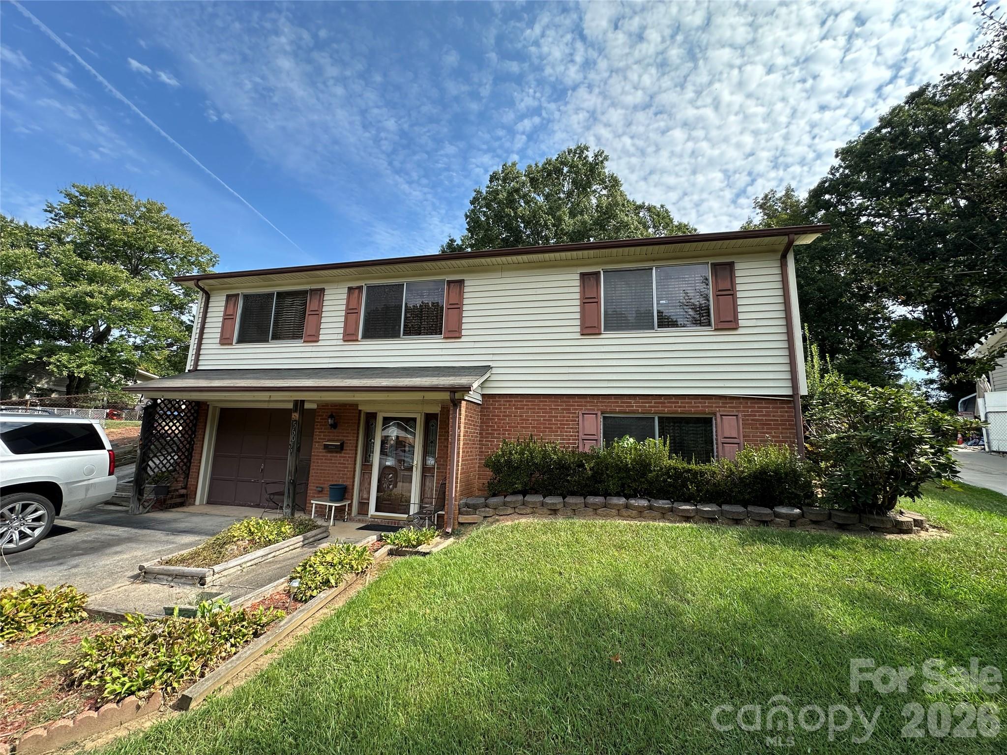 Photo 2 of Single family home for sale at 5609 Burleson Dr, Charlotte, NC 28215 | MLS# 4429080 | Listing updated on 2026-10-08