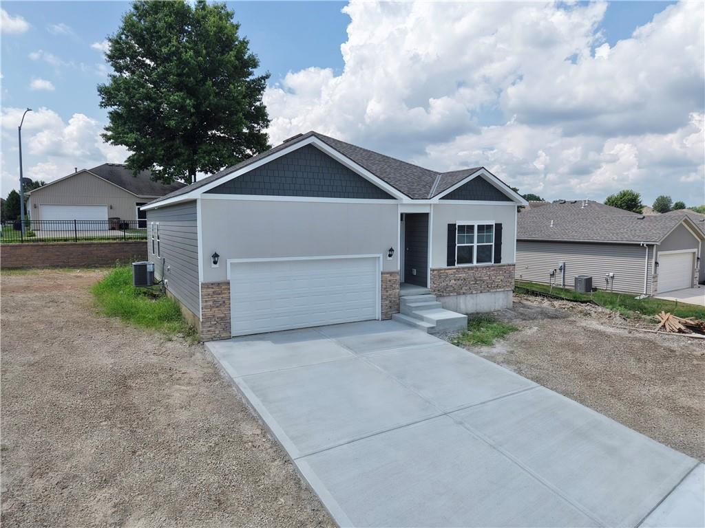 Photo 1 of Single family home for sale at 2211 Crestview Pl, Raymore, MO 64083 | MLS# 2620446 | Listing updated on 2026-09-21