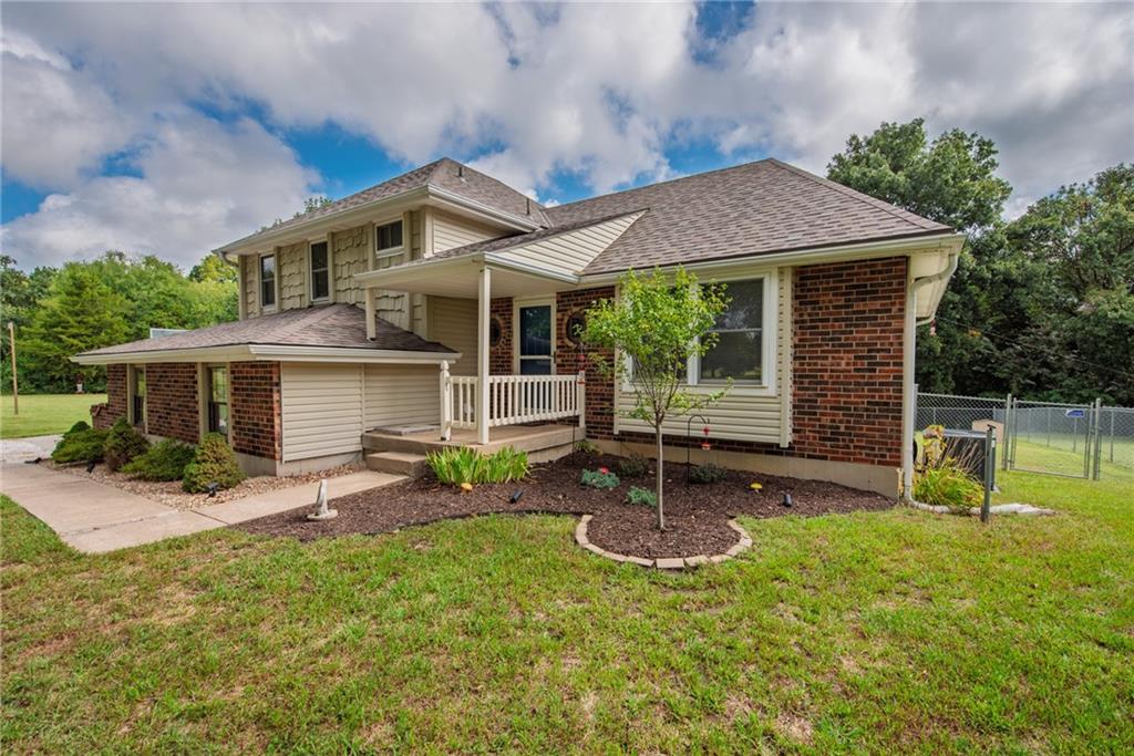 Photo 3 of Single family home for sale at 10505 S Munro Rd, Lone Jack, MO 64070 | MLS# 2638617 | Listing updated on 2026-10-16