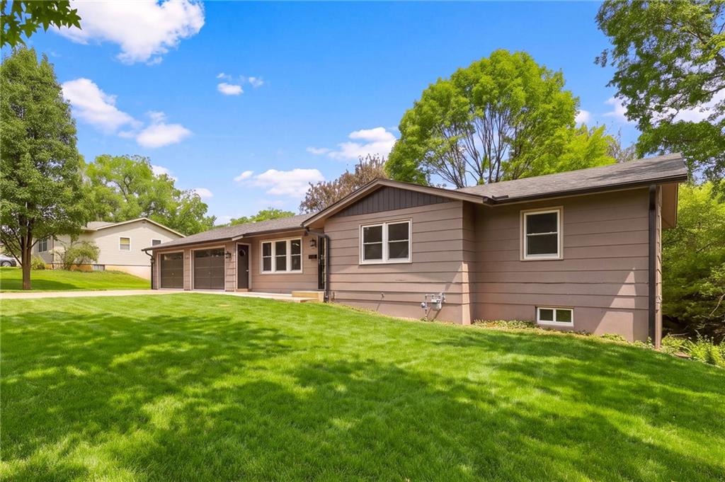 Photo 3 of Single family home for sale at 709 Broad St, Warrensburg, MO 64093 | MLS# 2641355 | Listing updated on 2026-10-16