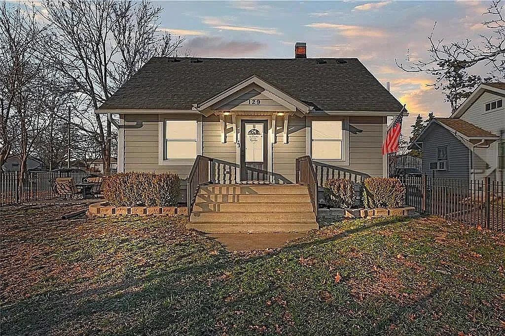 Single family home for sale at 129 W 4th Street, Tonganoxie, KS 66086 | MLS# 2648705