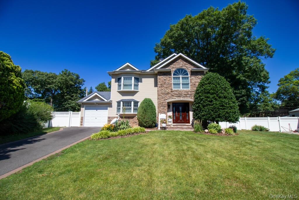 Single family home for sale at 5 Hickory Ln, North Hempstead, NY 11577 | MLS# 1027617