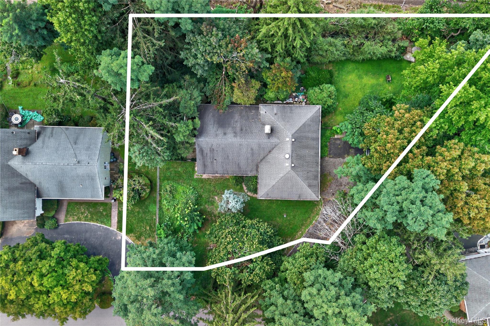 Photo 3 of Sale Pending at 18 Pinewood Rd, North Hempstead, NY 11030 | MLS# 1045775 | Listing updated on 2026-09-24
