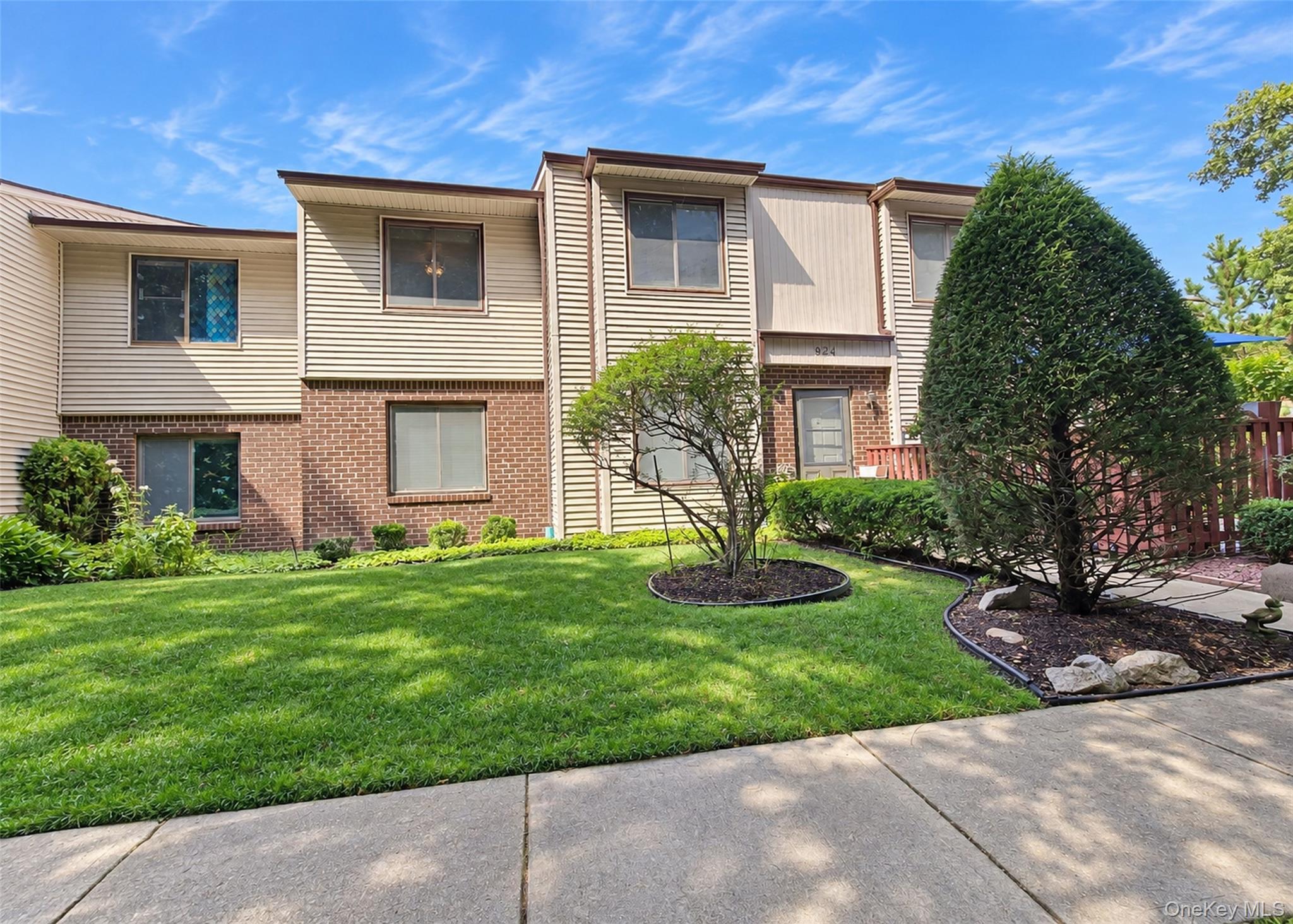 Condo for sale at 924 Skyline Dr, Brookhaven, NY 11727 | MLS# 1052582