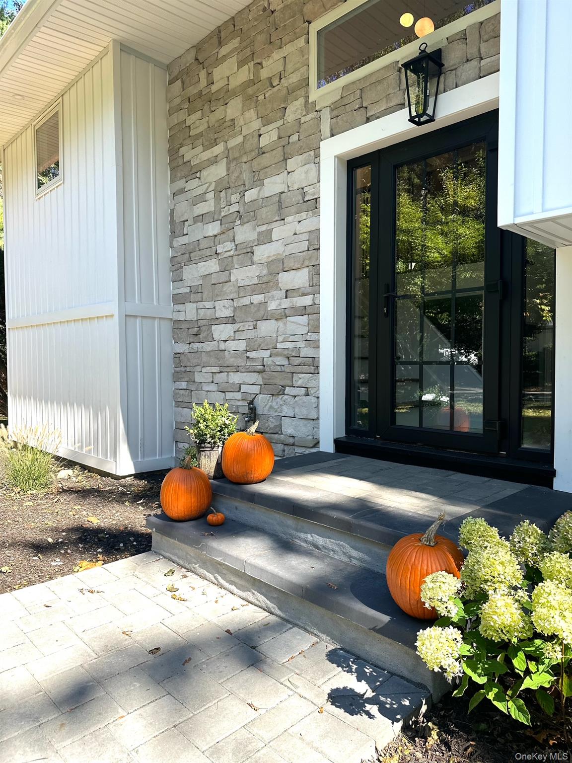Photo 3 of Single family home for sale at 10 Moonedge Rd, Huntington, NY 11768 | MLS# 1059986 | Listing updated on 2026-10-08