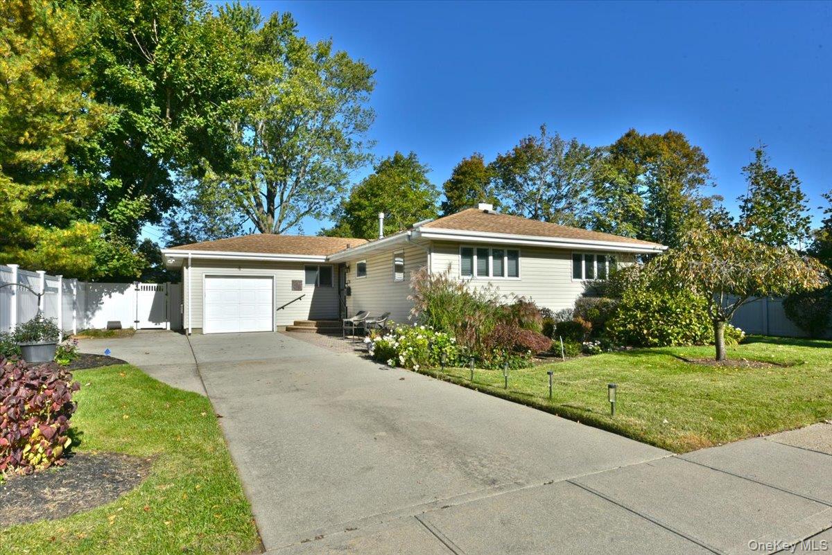 Photo 1 of Single family home for sale at 4 Primrose Ave, Oyster Bay, NY 11801 | MLS# 1063932 | Listing updated on 2026-10-25