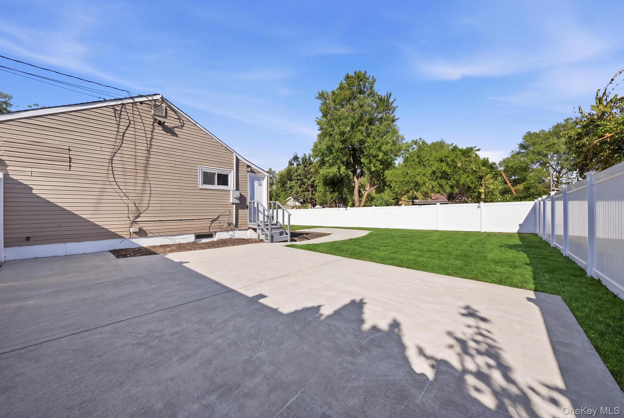 Photo 4 of Single family home for sale at 25 E Maple St, Islip, NY 11722 | MLS# 1066356 | Listing updated on 2026-10-25