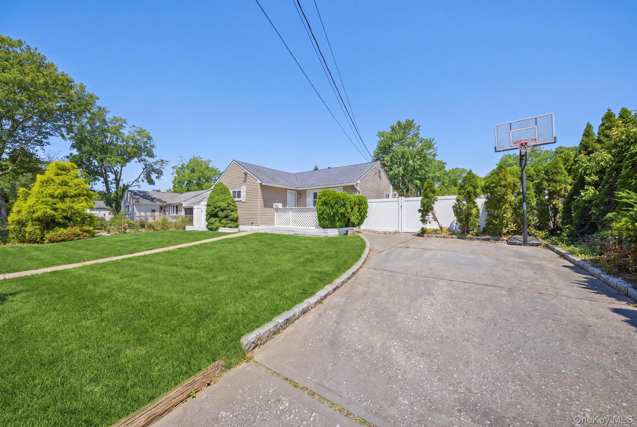 Photo 2 of Single family home for sale at 25 E Maple St, Islip, NY 11722 | MLS# 1066356 | Listing updated on 2026-10-25