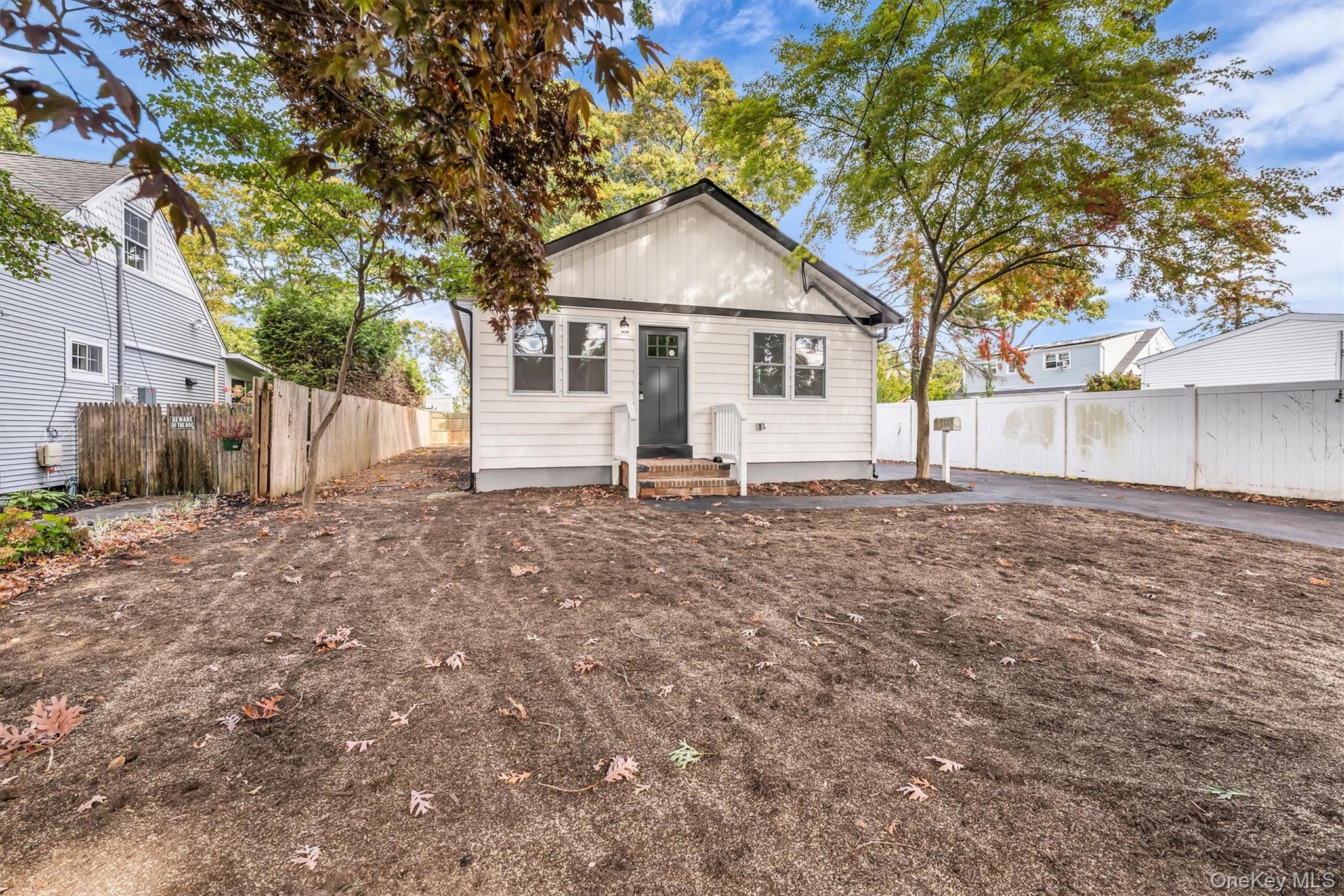 Photo 3 of Single family home for sale at 11 W Hemlock St, Islip, NY 11751 | MLS# 1066434 | Listing updated on 2026-10-25