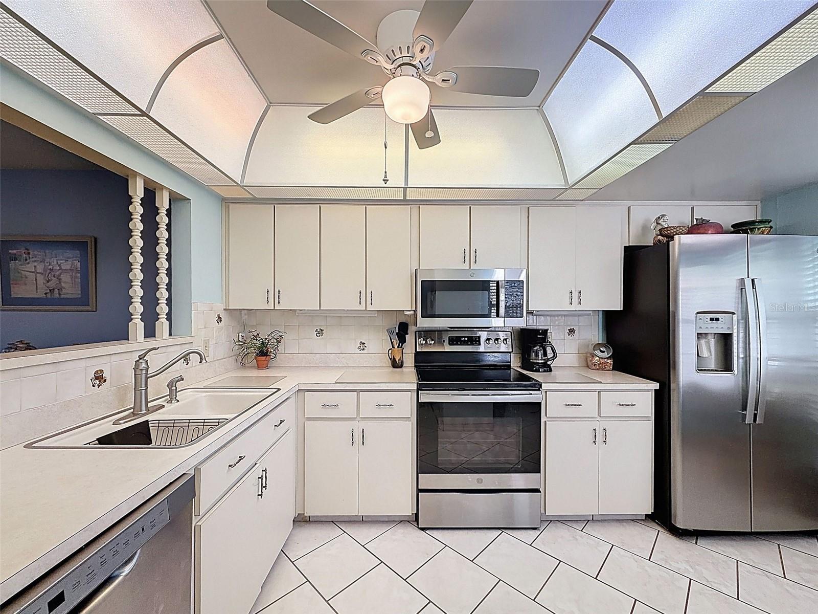 Listing Photo 5 - Condo for sale in building located at 11241 Versailles Ln, PORT RICHEY, FL 34668 - Unit #0