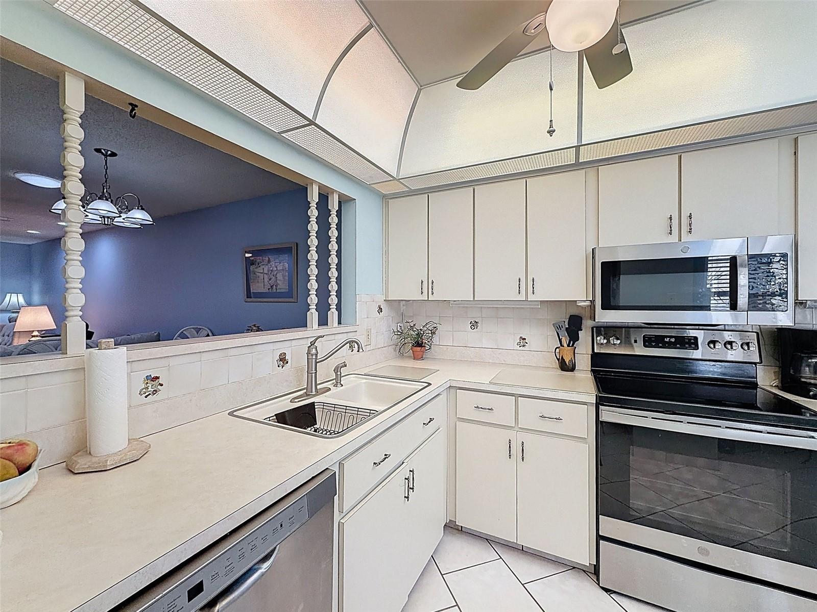 Listing Photo 4 - Condo for sale in building located at 11241 Versailles Ln, PORT RICHEY, FL 34668 - Unit #0