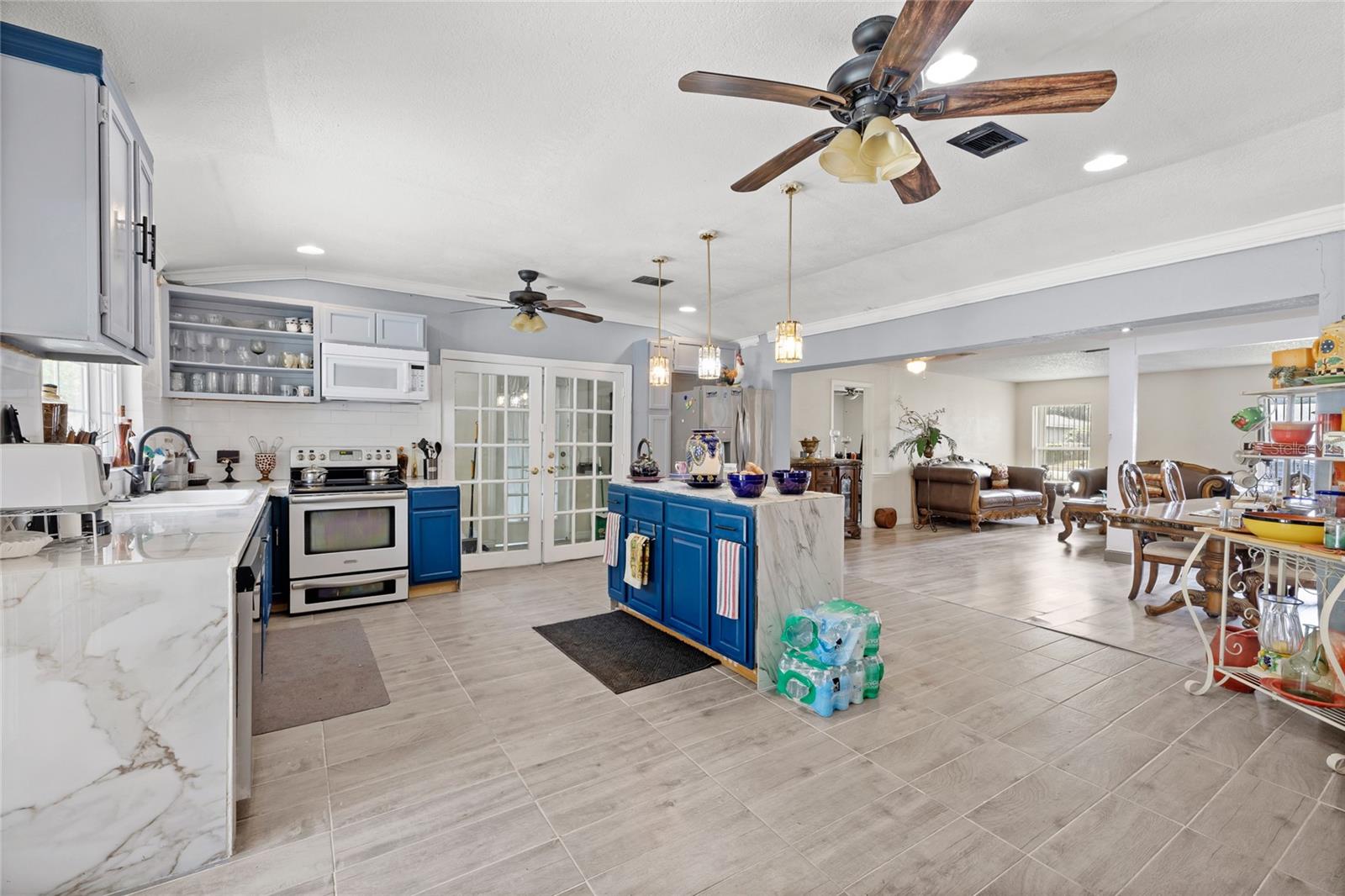 Photo 3 of Single family home for sale at 7033 Tallowtree Ln, Orlando, FL 32835 | MLS# O6393318 | Listing updated on 2026-09-21