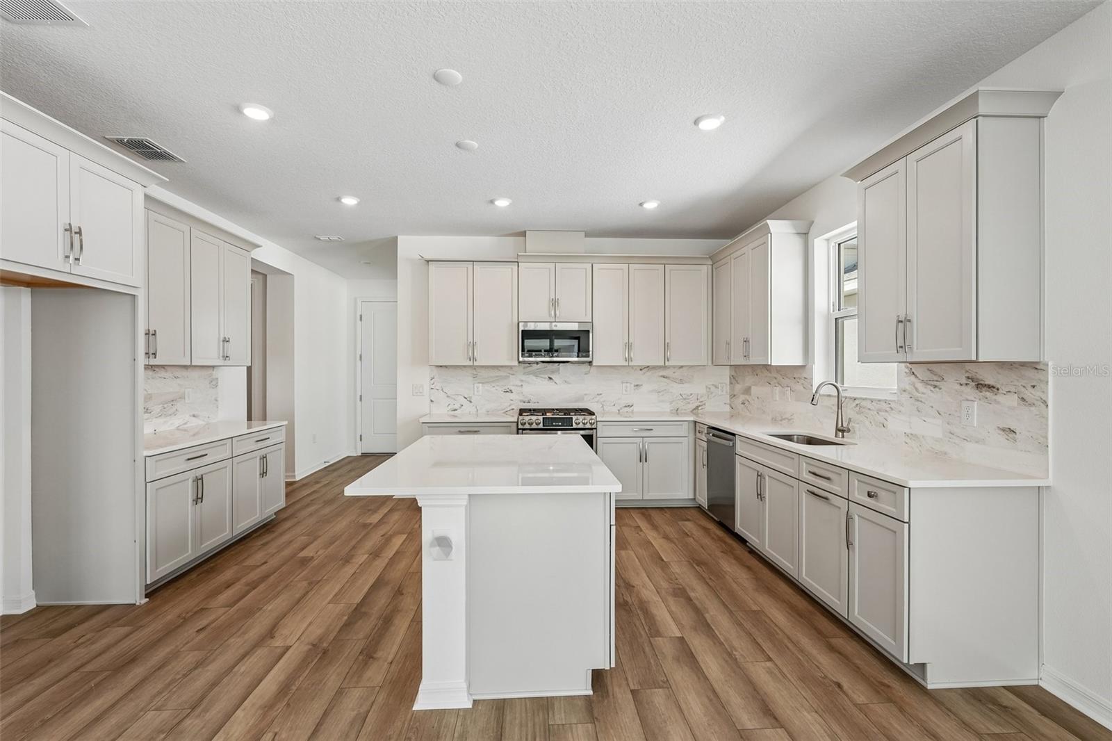 Photo 4 of House for sale at 8125 Fairchild Ave, Bradenton, FL 34210 | MLS# R4911358 | Listing updated on 2026-09-21
