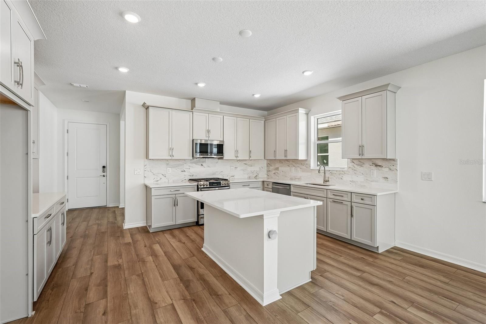 Photo 3 of House for sale at 8125 Fairchild Ave, Bradenton, FL 34210 | MLS# R4911358 | Listing updated on 2026-09-21