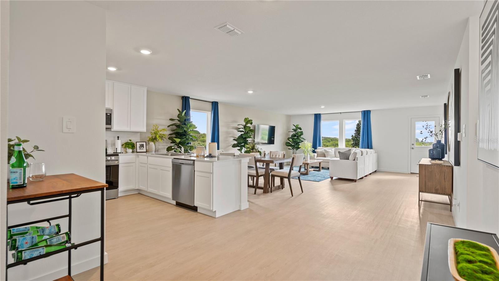Photo 3 of Sale Pending at 1211 Stetson Ave, Dundee, FL 33838 | MLS# O6428860 | Listing updated on 2026-09-21