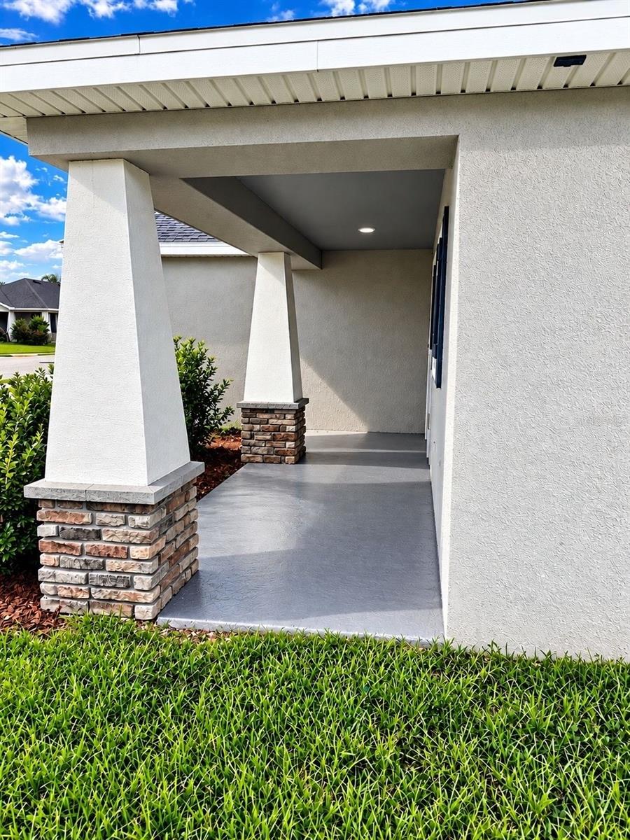 Photo 2 of Single family home for sale at 824 Vienna Dr, Winter Haven, FL 33884 | MLS# O6443270 | Listing updated on 2026-09-23