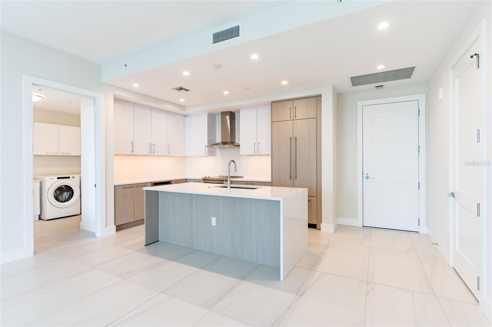 Photo 3 of Condo for sale at 275 1st Avenue S #2208, St Petersburg, FL 33701 | MLS# TB8552494 | Listing updated on 2026-10-25