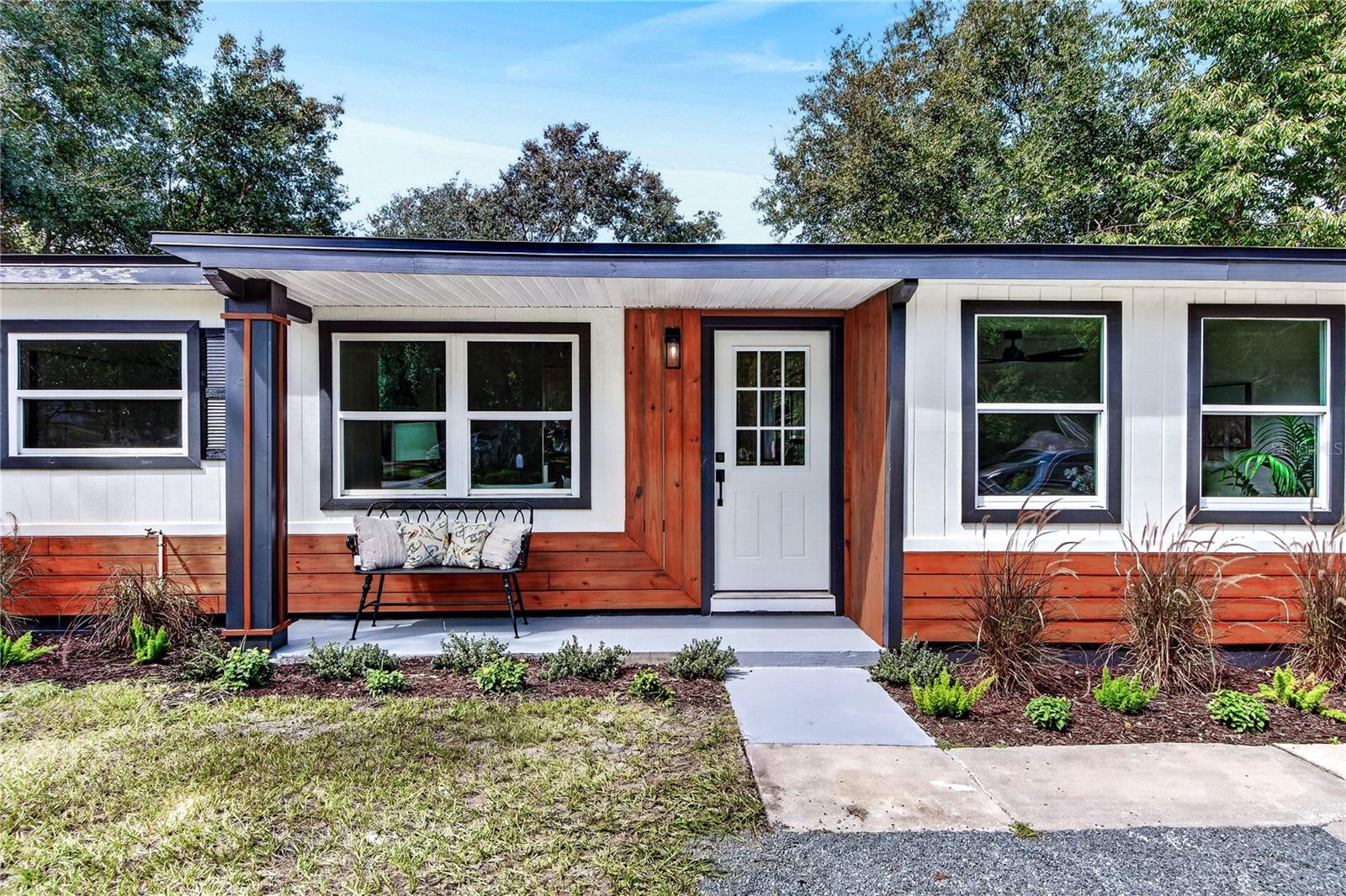 Photo 3 of Single family home for sale at 2426 S Laurel Ave, Sanford, FL 32771 | MLS# O6446523 | Listing updated on 2026-10-09