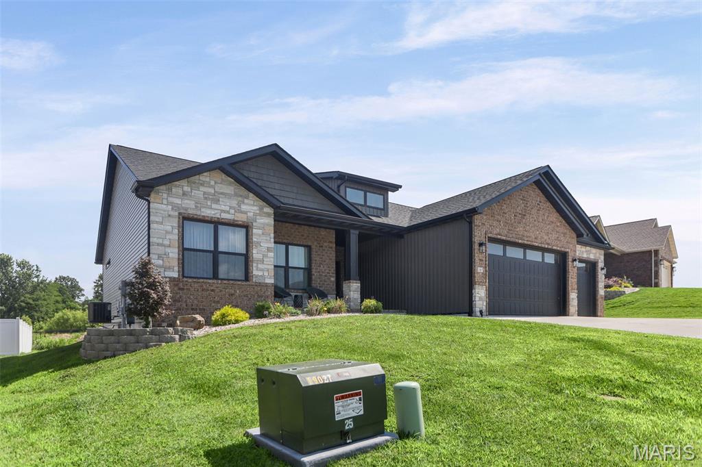 Photo 3 of Sale Pending at 165 Stonebridge Bluff Dr, Maryville, IL 62062 | MLS# MIS26046408 | Listing updated on 2026-09-21