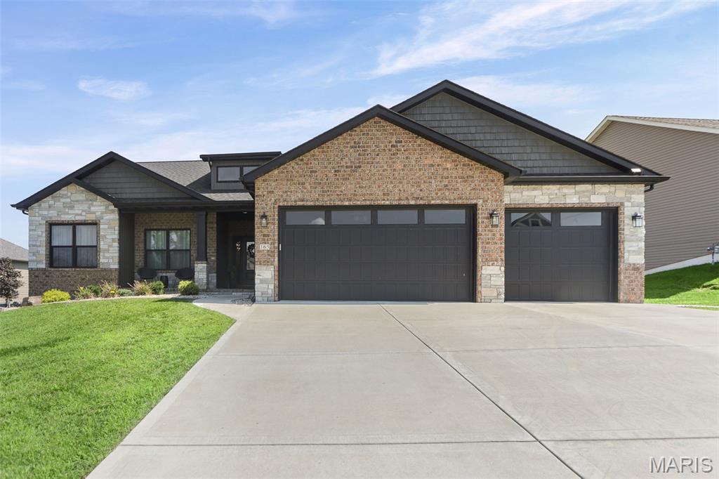 Photo 2 of Sale Pending at 165 Stonebridge Bluff Dr, Maryville, IL 62062 | MLS# MIS26046408 | Listing updated on 2026-09-21