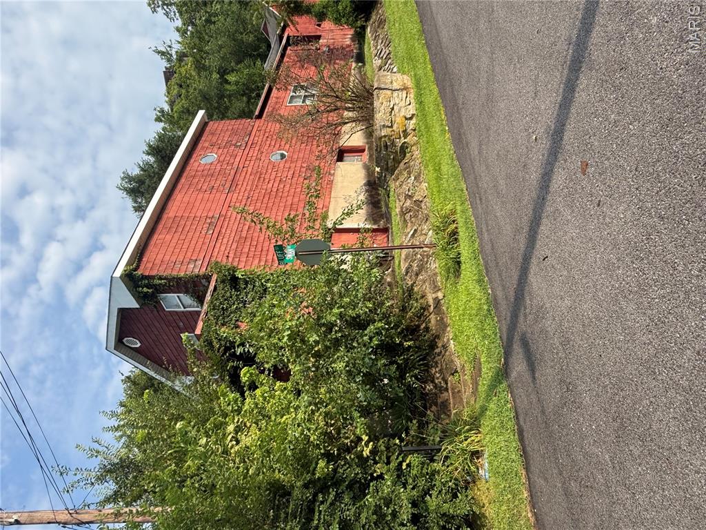 Photo 2 of Single family home for sale at 909 Bluff St, Hannibal, MO 63401 | MLS# MIS26050316 | Listing updated on 2026-10-15