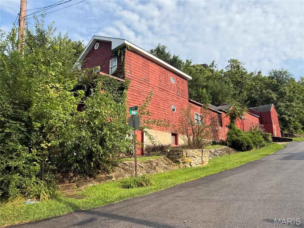 Photo 1 of Single family home for sale at 909 Bluff St, Hannibal, MO 63401 | MLS# MIS26050316 | Listing updated on 2026-10-15