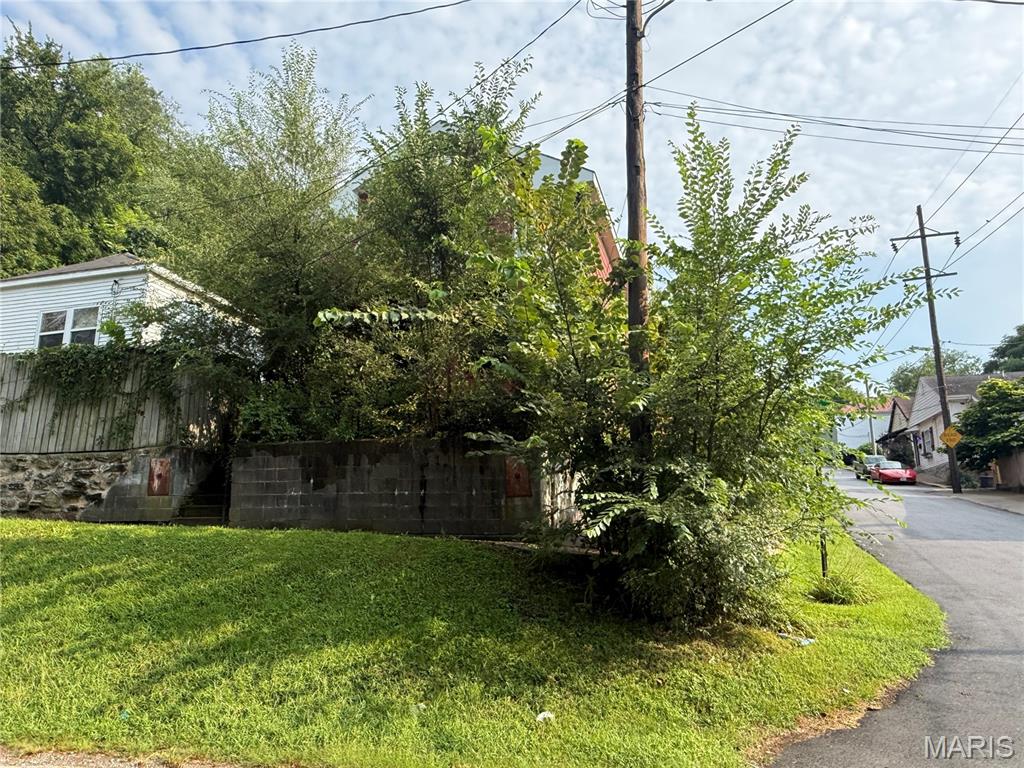 Photo 3 of Single family home for sale at 909 Bluff St, Hannibal, MO 63401 | MLS# MIS26050316 | Listing updated on 2026-10-15