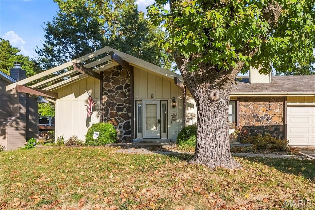 Photo 1 of Single family home for sale at 8 Charleroi Pl, Lake Saint Louis, MO 63367 | MLS# MIS26052018 | Listing updated on 2026-10-26