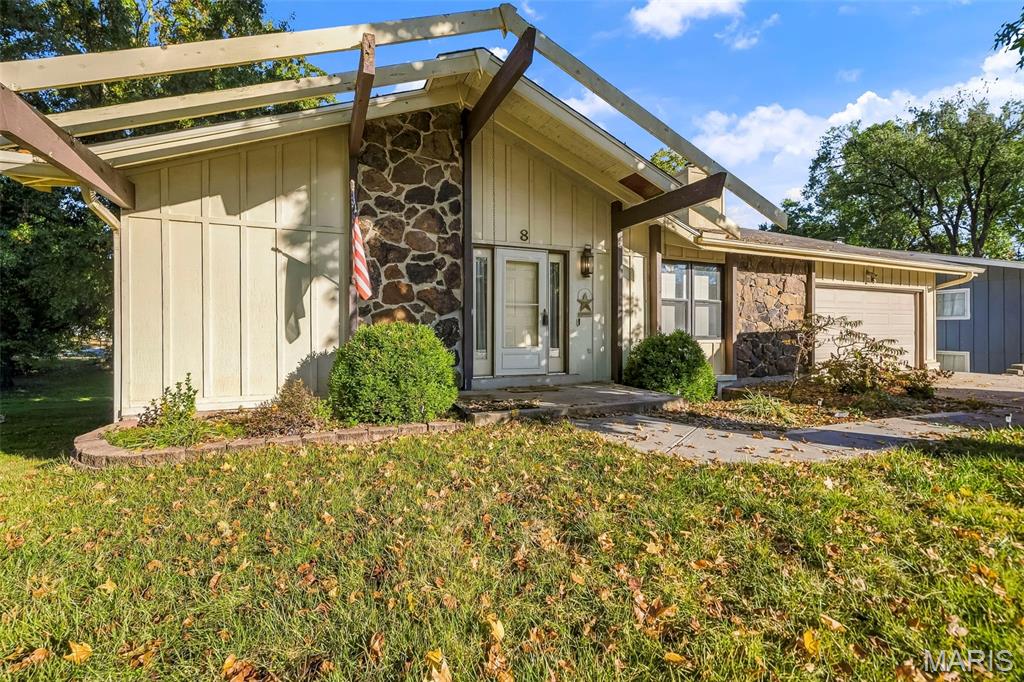 Photo 1 of Single family home for sale at 8 Charleroi Pl, Lake Saint Louis, MO 63367 | MLS# MIS26052018 | Listing updated on 2026-10-26