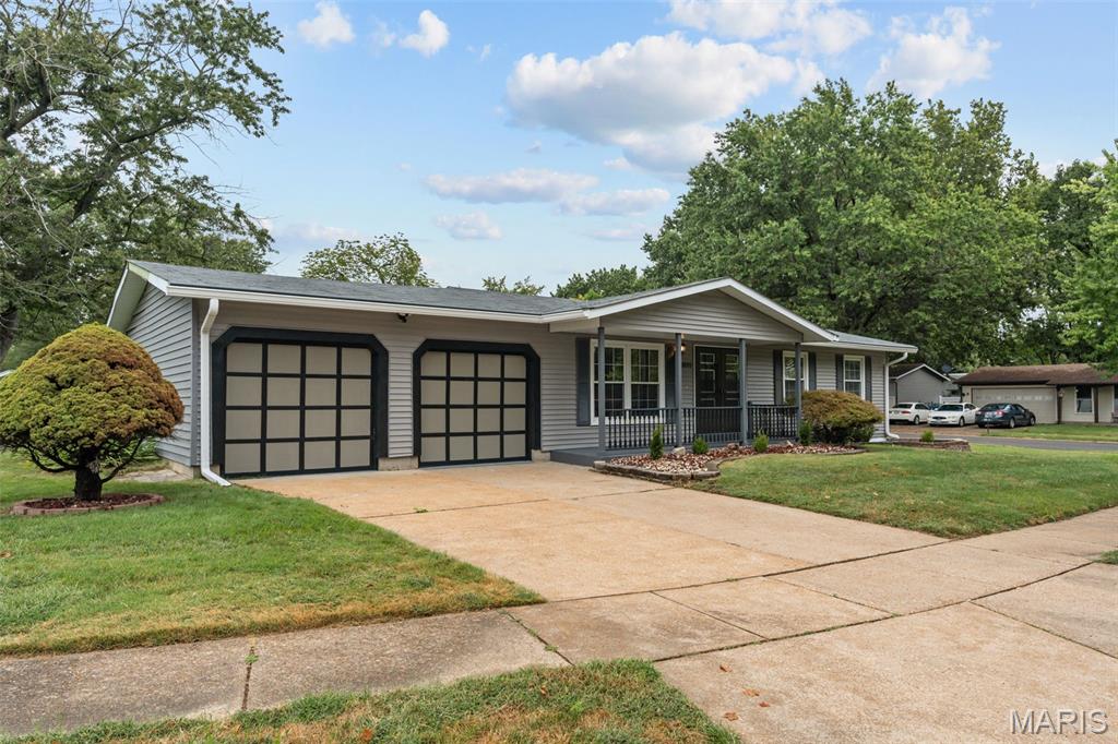 Photo 2 of Sale Pending at 2011 Marrisa Dr, Florissant, MO 63031 | MLS# MIS26057814 | Listing updated on 2026-09-21