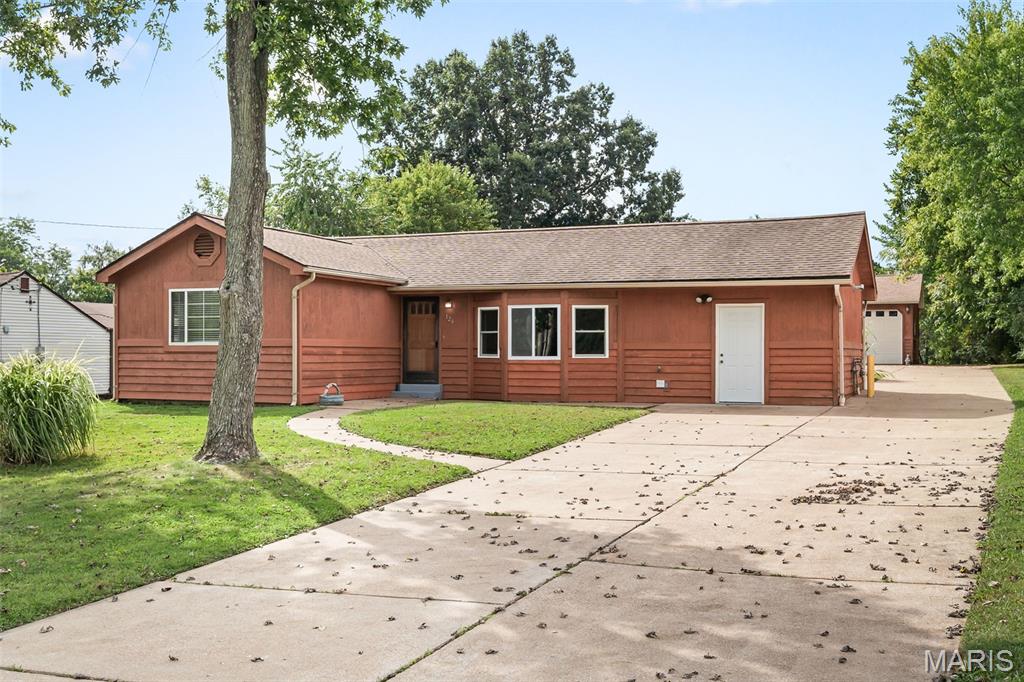 Photo 3 of Sale Pending at 126 Cherry Hl Dr, Fenton, MO 63026 | MLS# MIS26059084 | Listing updated on 2026-10-07