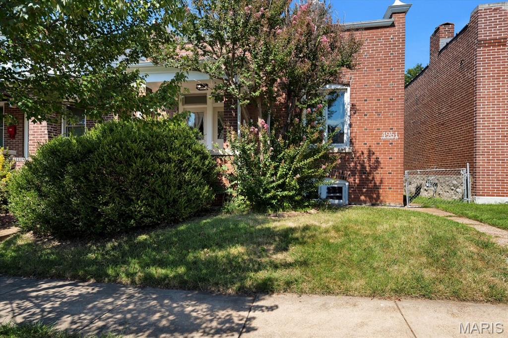Photo 3 of Sale Pending at 4961 Schollmeyer Ave, Saint Louis, MO 63109 | MLS# MIS26060781 | Listing updated on 2026-09-23