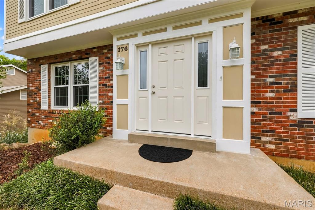 Photo 2 of Single family home for sale at 176 Spring Oaks Dr, Ballwin, MO 63011 | MLS# MIS26060849 | Listing updated on 2026-10-16