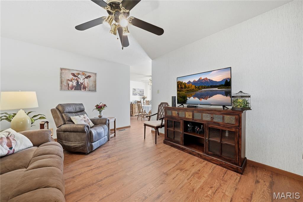 Photo 3 of House for sale at 550 Spring Glen Dr, Ballwin, MO 63021 | MLS# MIS26062211 | Listing updated on 2026-10-07