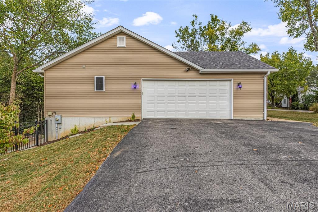 Photo 3 of Single family home for sale at 9814 Ridgecrest Dr, Hillsboro, MO 63050 | MLS# MIS26062983 | Listing updated on 2026-10-07