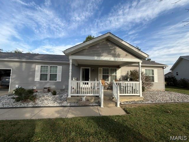 Single family home for sale at 937 W Maple St, Nashville, IL 62263 | MLS# MIS26063537