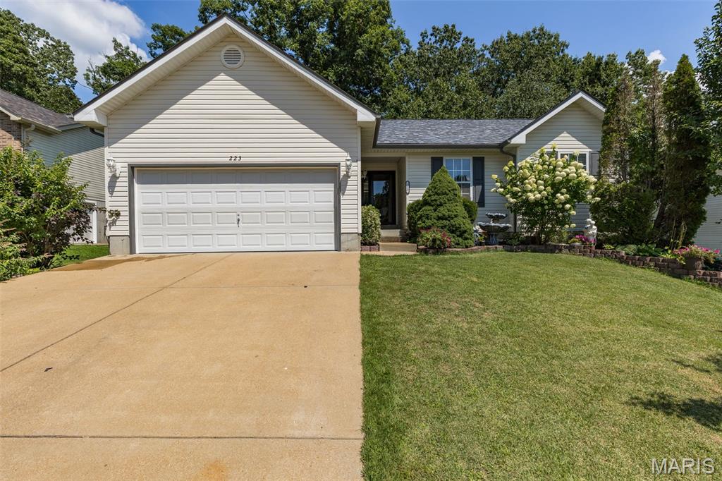 Photo 1 of Sale Pending at 223 Williamsburg Dr, Crystal City, MO 63019 | MLS# MIS26066370 | Listing updated on 2026-10-25