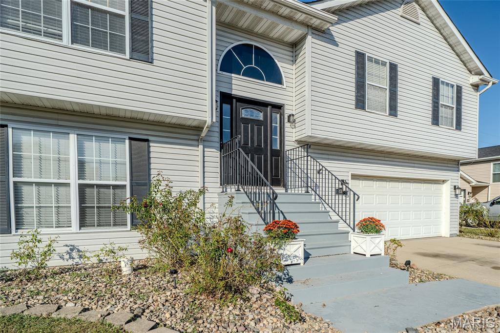 Photo 3 of Single family home for sale at 2305 Hunters Point Dr, Granite City, IL 62040 | MLS# MIS26068133 | Listing updated on 2026-10-25