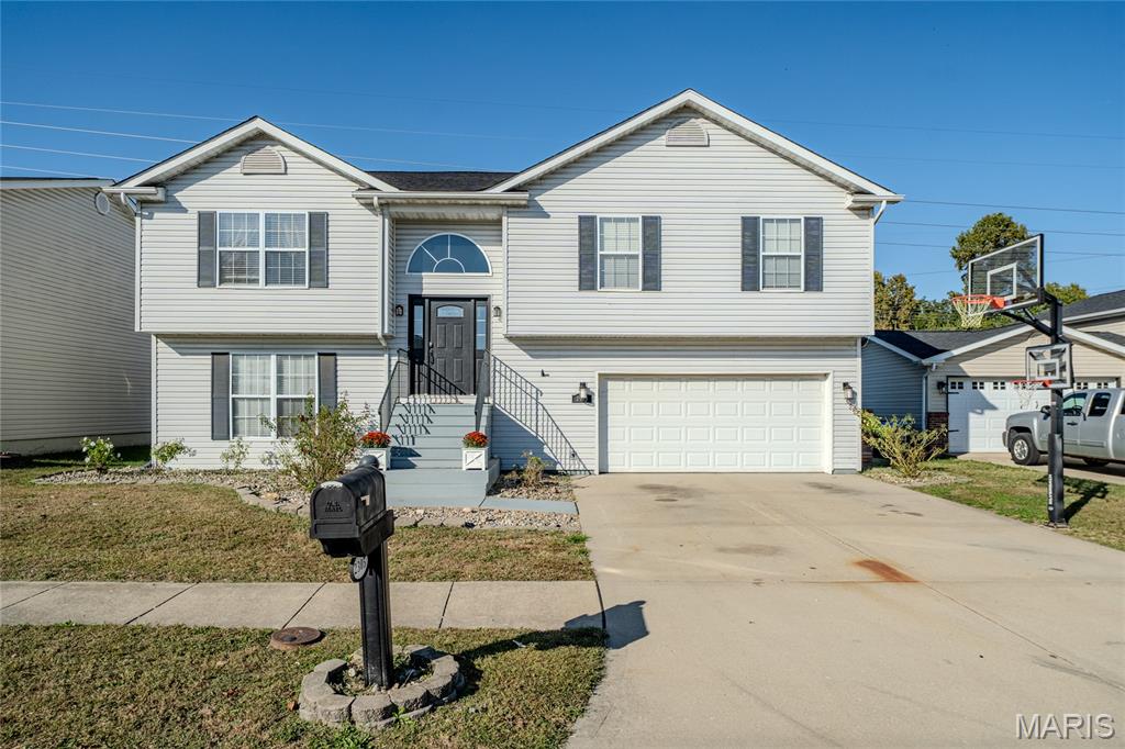 Photo 1 of Single family home for sale at 2305 Hunters Point Dr, Granite City, IL 62040 | MLS# MIS26068133 | Listing updated on 2026-10-25