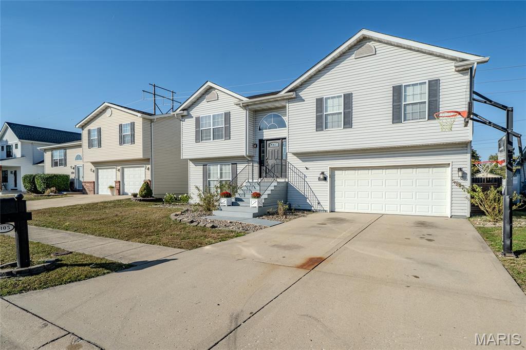 Photo 2 of Single family home for sale at 2305 Hunters Point Dr, Granite City, IL 62040 | MLS# MIS26068133 | Listing updated on 2026-10-25