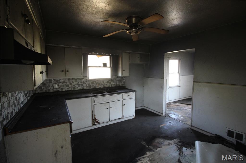 Photo 3 of Single family home for sale at 10 Lee St, East Saint Louis, IL 62206 | MLS# MIS26068193 | Listing updated on 2026-10-24