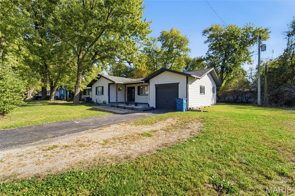 Photo 4 of Sale Pending at 8700 Parkdale Dr, Caseyville, IL 62232 | MLS# MIS26068321 | Listing updated on 2026-10-25