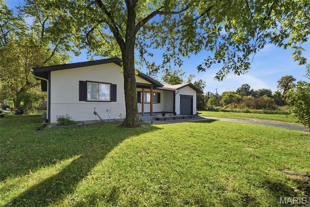 Photo 3 of Sale Pending at 8700 Parkdale Dr, Caseyville, IL 62232 | MLS# MIS26068321 | Listing updated on 2026-10-25