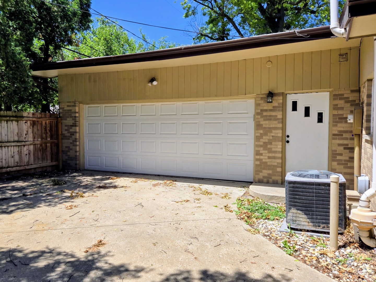 Photo 2 of Single family home for sale at 909 E Burkwood Dr, Urbana, IL 61801 | MLS# 12684148 | Listing updated on 2026-09-21